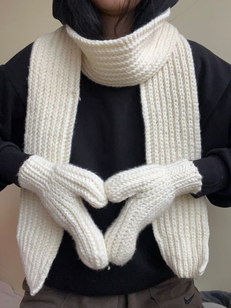 Crochet White Scarf, Crochet Chunky Mittens, Aesthetic Crochet Scarf, White Crochet Scarf, Scarf Outfit, White Scarf, Crochet Things, Crochet Inspo, White Scarves