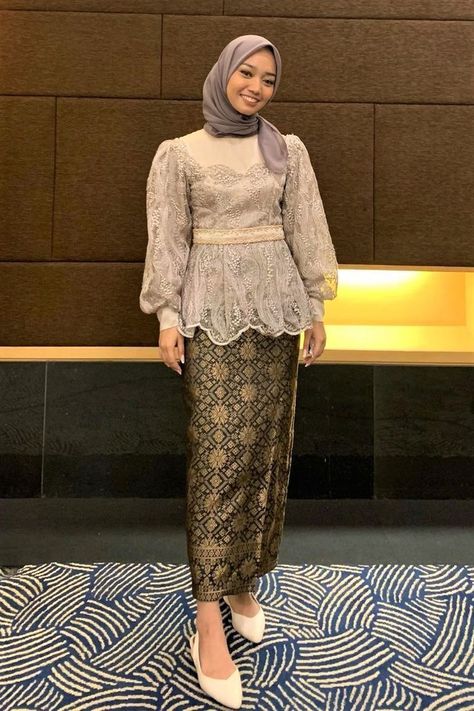 Model Rok Kebaya, Inspirasi Bridesmaid, Model Kebaya Modern Hijab, Kebaya Wisuda Hijab, Dress Wisuda, Model Kebaya Wisuda, Graduation Fits, Kebaya Simple, Kebaya Modern Hijab