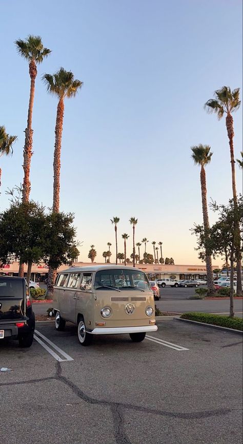 California Car Aesthetic, California Beach Aesthetic Vintage, Malibu Aesthetic Wallpaper, Malibu Wallpaper Aesthetic, Summer Cars Aesthetic, Lock Screen Wallpaper Aesthetic Summer, 70s La Aesthetic, Malibu Aesthetic Vintage, 80s Malibu Aesthetic