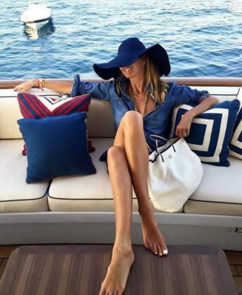 Relaxed St Tropez Style with Elle MacPherson Beachwear Brands, Brooklyn Decker, Toned Tummy, Parisienne Chic, Elle Macpherson, Boating Outfit, Sailing Outfit, Nautical Fashion, Mode Inspiration