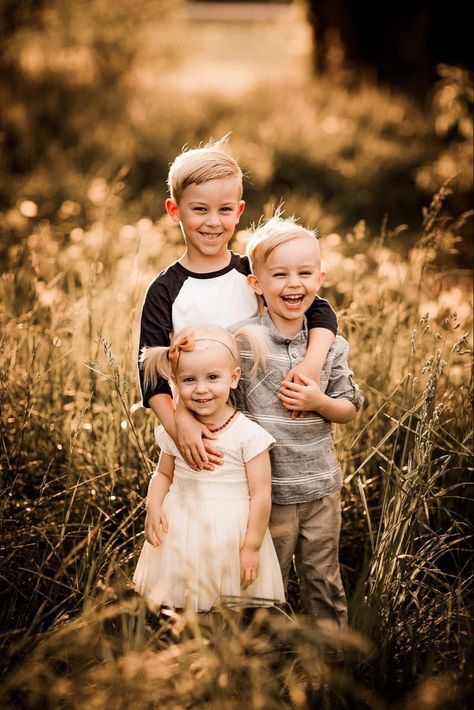 Siblings Photo Shoot Ideas, Fun Family Poses Photography, Brothers And Sister Photoshoot, Fall Photoshoot Ideas For Siblings, Family Sibling Pictures, Sister And Brothers Pictures, Poses For Siblings Photoshoot, Family Pictures Siblings, 4 Brothers 1 Sister Photography