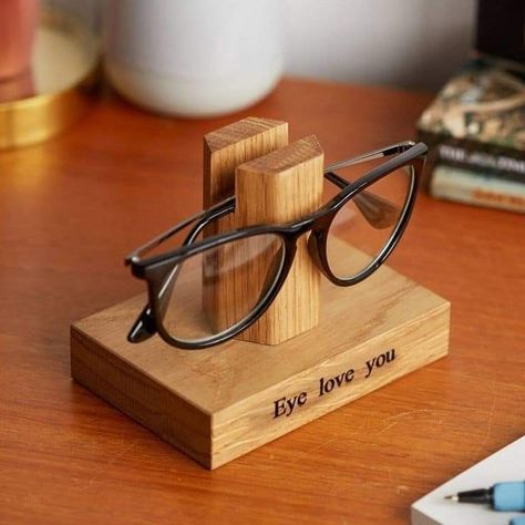 Diy Glasses Holder, Boys Crafts, Ideas Negocios, Diy Glasses, Condo Decor, Glasses Stand, Desk Diy, Personalised Glasses, Studio Desk