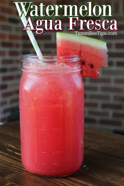 Easy Watermelon Agua Fresca Recipe - Tammilee Tips Agua Fresca Mexicanas Recipes, Easy Watermelon Recipes, Watermelon Aqua Fresca, Aqua Fresca Recipes, Watermelon Recipes Drinks, Fresca Drinks, Watermelon Drinks, Aqua Fresca, Watermelon Agua Fresca