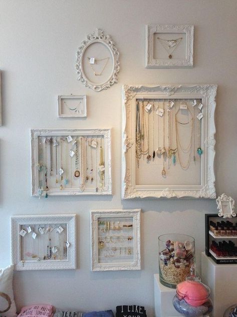 Jewelry Wall Display, Zimmer Diy, Jewelry Storage Diy, Display Frames, Diy Jewelry Display, Jewelry Organizer Wall, Diy Jewelry Holder, Jewelry Wall, Hanging Jewelry Organizer