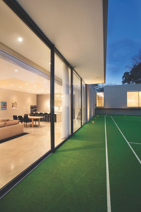 Dream Spaces: Tennis Courts Worthy of a Grand Slam | Houzz AU Tennis Court Backyard Landscape Design, Home With Tennis Court, Home Tennis Court Ideas, House With Tennis Court, Home Tennis Court, Tennis Court Backyard, Tennis Court Design, Apartment Rooftop, Old Money House