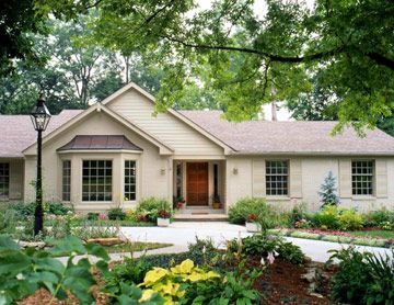 Best Exterior Paint, Brick Siding, Black Shutters, Ranch Remodel, Bar Exterior, Ranch Exterior, Brick Ranch, Exterior Paint Colors For House, Exterior Makeover