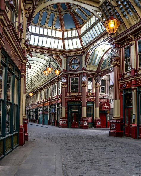 Alex Goulding’s Instagram post: “Leadenhall Market.  #london #leadenhallnarket #cityoflondon #streetsoflondon #londonstreets #londonphoto #londonphotography #canon…” Leadenhall Market London, London Photo Ideas, Indoor Photoshoot, Camden Markets, Americana Style, Third Place, London Photography, London Photos, London Street