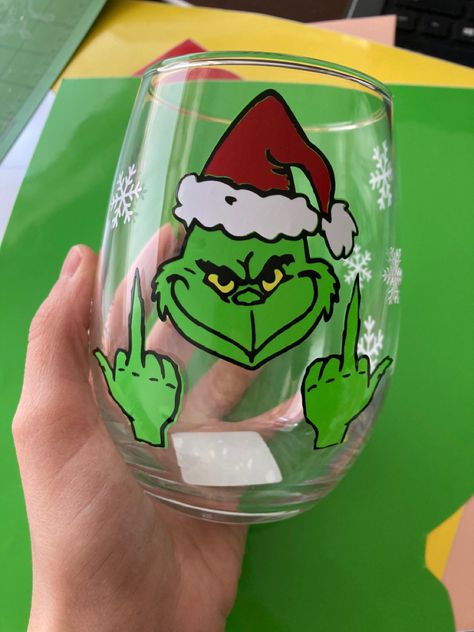 Grinch Wine Glass Diy, Wine Glass Painting Ideas Christmas, Christmas Wine Glasses Diy Painted, Christmas Glass Painting Ideas, Christmas Wine Glasses Diy, Glassware Painting, Cricut Projects Christmas, Wine Glass Drawing, Christmas Charity