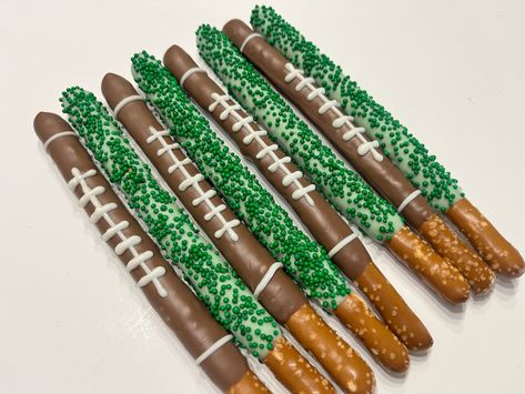 Football Pretzels, Football Chocolate Desserts, Football Season Treats, Super Bowl Desserts, NFL Treats, Flag Football Desserts by DipDipGoose on Etsy Football After Game Snacks, Nfl Desserts, Football Dessert Ideas, Desserts Superbowl, Football Team Snacks, Super Bowl Desserts, Football Themed Food, Bowl Desserts, Football Sunday Food