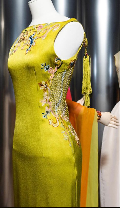 Thai Silk Dresses, Cheongsam Modern, Chinese Style Dress, Dior Dress, Long Kurti Designs, Dior Haute Couture, فستان سهرة, Fashion Attire, Historical Dresses