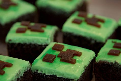 Yep, creeper cupcakes. I really need to make these sometime, for my Minecraft-addicted husband. Unfortunately, there are no instructions on this site... Help a girl out? Creeper Cupcakes, Cupcakes Minecraft, Minecraft Torte, Pastel Minecraft, Candy Bar Cupcakes, Creeper Cake, Minecraft Cupcakes, Bolo Minecraft, Geek Food