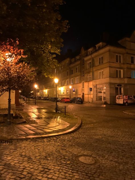 Street Lamps Aesthetic, Yellow Night Aesthetic, Yellow Light Aesthetic, Yellow Street Light, Aesthetic Street Light, Street Lamp Aesthetic, Cars Aesthetic Night, Street Light Aesthetic, Streetlights At Night