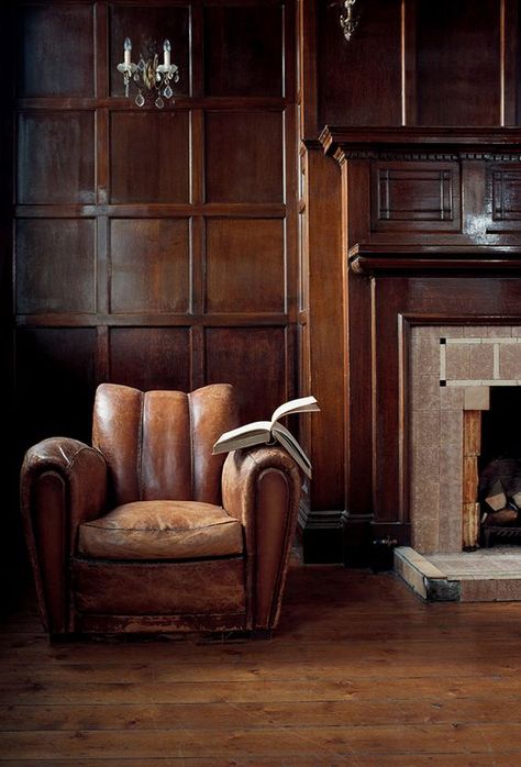 Overstuffed Chairs, Leather Club Chairs, Design Del Prodotto, A Living Room, Home Library, Travel News, A Chair, Leather Chair, Club Chairs