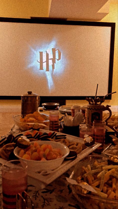 Harry Potter Sleepover Aesthetic, Best Movie Night Snacks, Harry Potter Movie Marathon Aesthetic, Fall Movie Party, Movie Night Asthetics, Harry Potter Dinner Party Food, Harry Potter Marathon Aesthetic, Harry Potter Movie Party, Harry Potter Movie Snacks