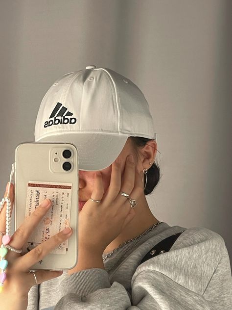 Selfie Ideas With Cap, Cap Pictures Photo Ideas, Cap Selfie Ideas, Iphone Mirror Selfie Aesthetic, Aesthetic Photo Ideas At Home, No Face Selfie, Photo Ideas At Home, Iphone Mirror Selfie, Aesthetic Photo Ideas