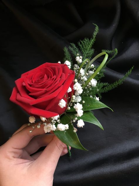 Red Flower Boutonniere, Red Boutineer Ideas, Red Rose Boutineer, Red Rose Boutonniere Wedding, Red Rose Prom Bouquet, Red Rose Buttonhole, Wedding Bouquets Roses Red, Red Boutineer, Red Roses Wedding Bouquet