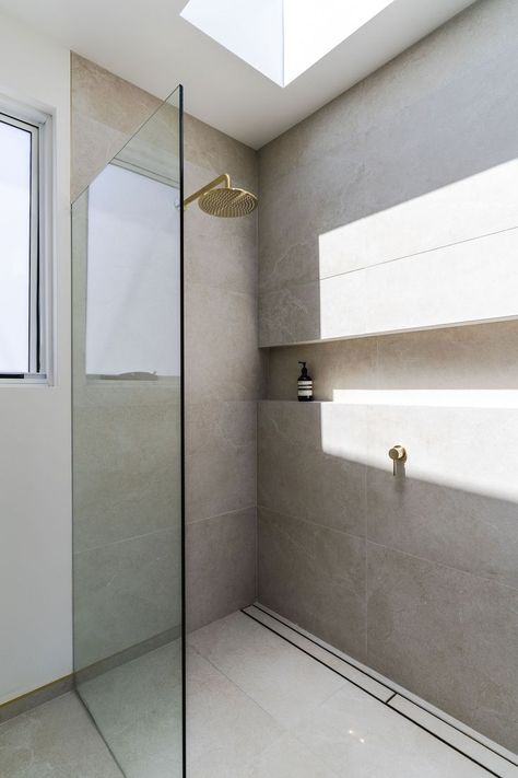 Bathroom inspiration with a shower recess and skylight Shower Skylight, Shower Recess, Skylight Window, Small Bath, Modern Shower, Bathroom Renos, The Room, Bathroom Interior, Bathroom Ideas