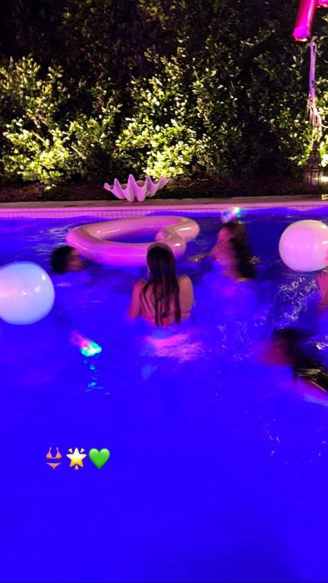 Sweet 16 Pool Parties, Neon Pool Parties, Night Pool Party, Neon Birthday Party, Neon Birthday, Cute Birthday Ideas, Summer Pool Party, Cute Friend Photos, Summer Plans