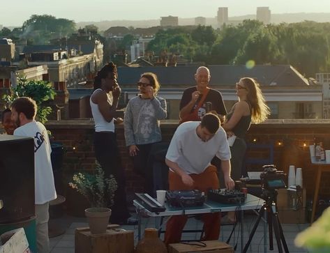 fred again threw a rooftop dj set in london for his close friends (via: @ihategum) London Rooftop Aesthetic, Fred Again Concert, Dj Set Aesthetic, Fred Again Aesthetic, Dj Aesthetic, London Rooftop, London Rooftops, Dj Studio, Fred Again