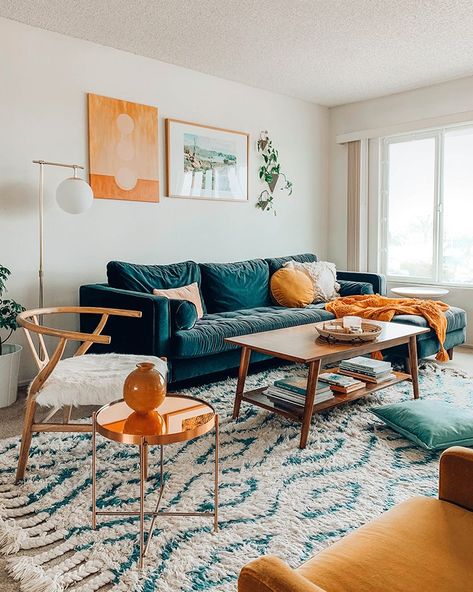 Small Space Squad Home Tour: Inside the Colorful and Cozy home of photographer Arielle Vey. @ariellevey #smallspaces #tinyhouse #livesmall #smallspacesquad #hometour #housetour #minimalist #minimalism #boho #bohemian #bohostyle #sandiego #sandiegoapartment Små Rum Lidt Plads, Colourful Living Room, Ideas Living Room, Living Room Decor Apartment, Living Room Inspo, Decor Living Room, Apartment Living Room, Minimalist Living Room, Cozy Living Rooms