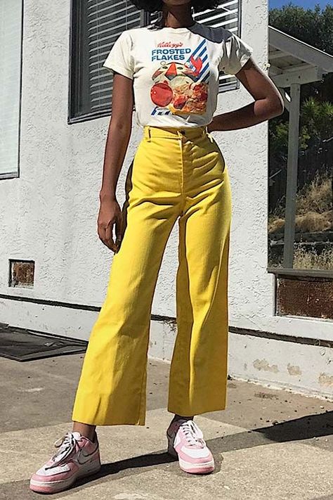 Look Retro, Yellow Pants, Grunge Look, Trivia Questions, Looks Street Style, Mode Inspo, Mode Vintage, Inspiration Mode, Mode Inspiration