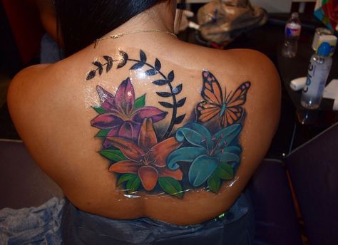 Black Women Flower Tattoos, Colorful Back Tattoos For Black Women, Colored Arm Tattoos For Women, Tatted Couples, Colorful Tattoos For Black Women, 2000s Tattoos, Back Tattoo Women Upper, Color Tattoos On Dark Skin, Tattoos On Dark Skin