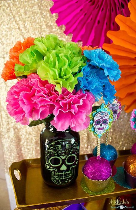 Los altares estan adornados con flores de colores fuertes. estos colores se significan abundancia y el olor de las flores guian al muerto. Dia De Los Muertos Party Ideas, Sugar Skull Party, Dia De Los Muertos Decorations Ideas, Sugar Skull Decor, Den Mrtvých, Day Of The Dead Party, Table Halloween, Day Of Dead, Festa Party