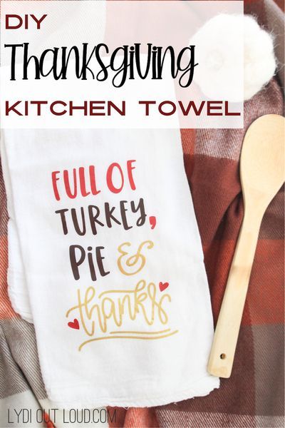 Make this adorable Thanksgiving Kitchen Towel with a Cricut... it makes such a cute kitchen decoration or Thanksgiving hostess gift! #cricut #gift #fall #Thanksgiving Thanksgiving Kitchen Decor, Thanksgiving Tea Towels, Thanksgiving Tea, Thanksgiving Servings, Thanksgiving Kitchen Towels, Hostess Gifts Thanksgiving, Thanksgiving Hostess, Thanksgiving Kitchen, Thanksgiving Projects