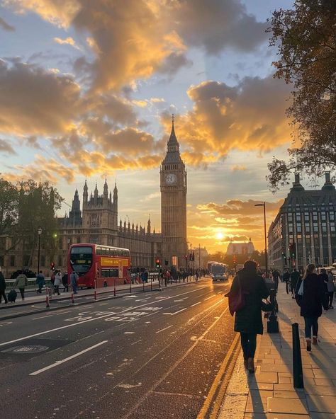 Uk Vision Board, Dream Life London, Autumn Aesthetic London, Autumn In London Aesthetic, London Countryside Aesthetic, Uk Trip Aesthetic, Sunset In London, England Travel Aesthetic, Autumn London Aesthetic