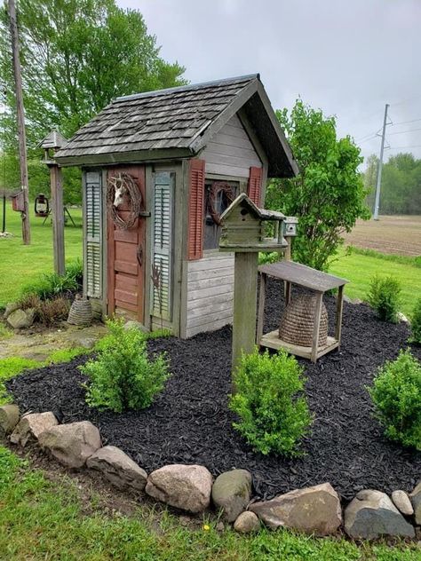 Water Well House, Shed Exterior Ideas, Vintage Garden Ideas, Storage Shed Ideas, Unique Landscaping, Cool Storage, Shed Landscaping, Outdoor Buildings, Shed Plan