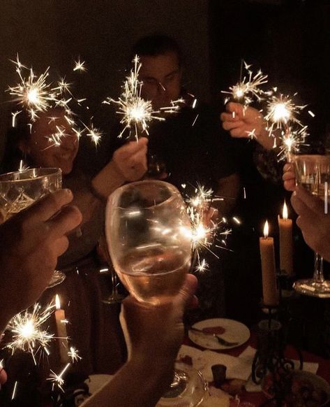 Newyear Decoration, New Years Eve House Party, Golden Birthday Themes, New Year's Eve Party Themes, Party Sparklers, Champagne Birthday, New Year Pictures, Golden Birthday, Nye Party