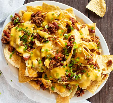 Nachos Chili And Cheese, Chilli Cheese Nachos Recipes, Tortilla Chips Homemade, Nachos In Oven, Nacho Bar Ideas, Chili Cheese Nachos, Nachos Cheese, Nacho Recipes, Chili Nachos