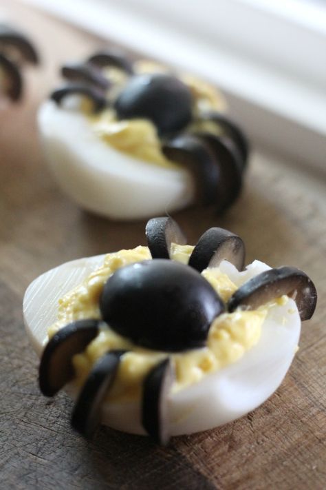 Spider Deviled Eggs, Keto Halloween, Plat Halloween, Halloween Deviled Eggs, Halloween Appetizers Easy, Halloween Party Appetizers, Halloween Food Appetizers, 22 Birthday, Halloween Fest