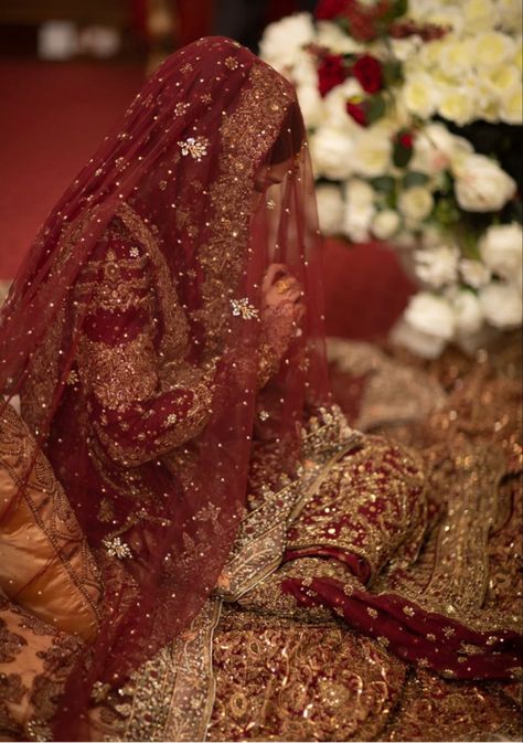 Wedding Bridal Dresses Pakistani, Nikah Dress Pakistani Brides Red, Pakistani Dulhan Dress Wedding Bride, Walima Outfits For Bride, Bride Dresses Pakistani, Pakistani Barat Brides, Pakistani Shaadi Aesthetic, Desi Bride Red, Indian Bride Aesthetic