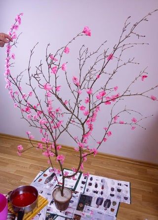 Paper Projects Diy, Tree Branch Decor, Paper Flower Arrangements, Easy Paper Flowers, Paper Flower Decor, Paper Flower Crafts, Flower Pots Outdoor, Sakura Tree, Easy Origami