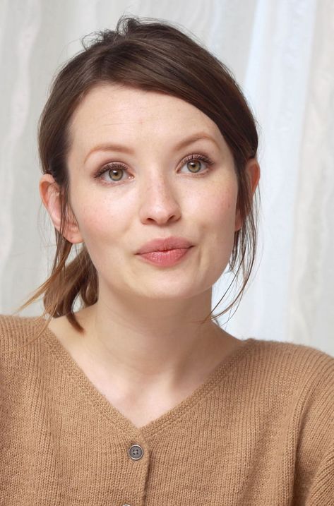 Emily Jane Browning, Soft Autumn Makeup, Soft Autumn Color Palette, Emily Browning, Soft Autumn, Gwen Stacy, Model Face, Girl Celebrities, Neil Gaiman