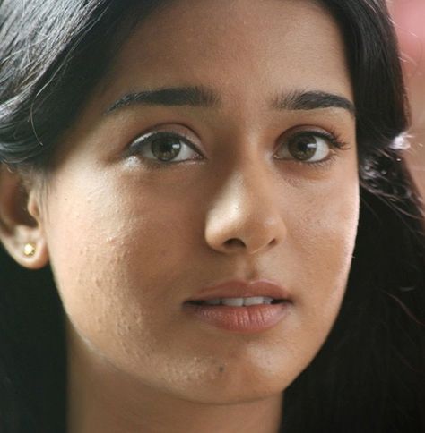 9 Pictures of Amrita Rao with and without Makeup Gwen Stefani Without Makeup, Tighten Skin On Face, M F Hussain, Shyam Benegal, Indian Skin Makeup, Main Hoon Na, With And Without Makeup, Indian Makeup Looks, Amrita Rao