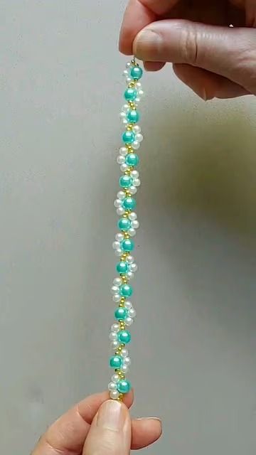 This bracelet tutorial is for beginner beaders. Choose your favorite colors of beads and diy this beautiful bracelet. Thanks for watching and don t forget to... Swarovski Crystal Jewelry Diy, Handmade Bracelets Tutorial, Beaded Bracelet Tutorial, Seed Bead Bracelets Tutorials, Bracelets Tutorial, Bracelet Craft Diy, Beaded Bracelets Tutorial, Jewelry Knots, Pola Gelang