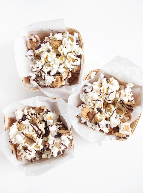 Smores Popcorn @themerrythought Smores Popcorn, Golden Grahams Cereal, Creative Diy Projects, Popcorn Recipe, Summer Rolls, Popcorn Recipes, Bake Dessert, Summer Gathering, Sweets Cake