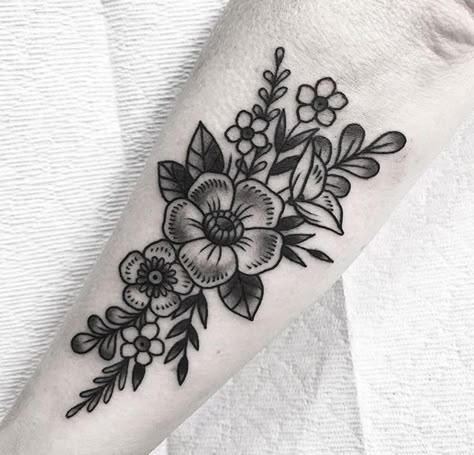 Americana Tattoo Black And White, Floral Tattoo Design Traditional, Water Lily Traditional Tattoo, Old School Flowers Tattoo, Neotraditional Flower Tattoo Black, Bouquet Tattoo Traditional, Floral Tattoo Filler, Floral Traditional Tattoo, Traditional Flower Tattoo Sleeve