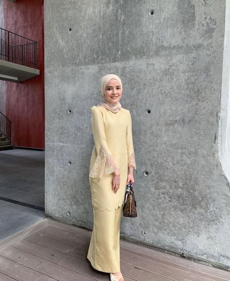 Kurung Moden 2023, Idea Baju Raya 2023, Simple Baju Kurung Design, Baju Kurung 2023 Design, Baju Raya Ideas Fashion 2022, Malay Bridesmaid Dresses, Design Baju Raya 2022, Fesyen Baju Raya 2023, Kurung Moden Design 2022