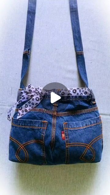 Beyonce Jeans, Diy Bag Sewing, Old Jeans Recycle, Jeans Recycle, Bag From Old Jeans, Sewing Handbag, Bags Making, Shorts Diy, Craft Storage Furniture