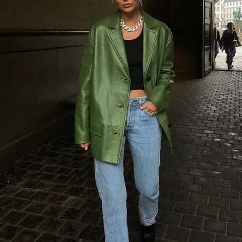 Spring Street Style - Trendy Green Leather Blazer and Light-Wash Denim Green Leather Jacket, How To Have Style, Mode Ulzzang, Skandinavian Fashion, Diy Vetement, Neue Outfits, Easy Style, Stil Inspiration, Mode Ootd