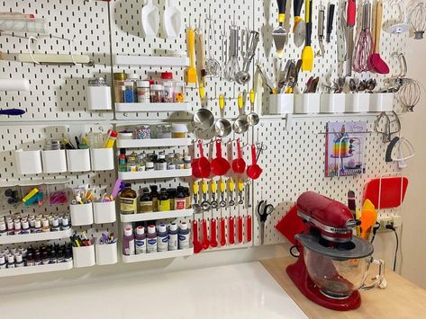 organising tips for baking supplies Baking Shelf Organization, Home Bakery Room Ideas, At Home Bakery Organization, Baking Room Ideas, Cake Studio Ideas Home, Baking Room Design, Baking Area In Kitchen, Bakery Organization Ideas, Baking Organization Ideas