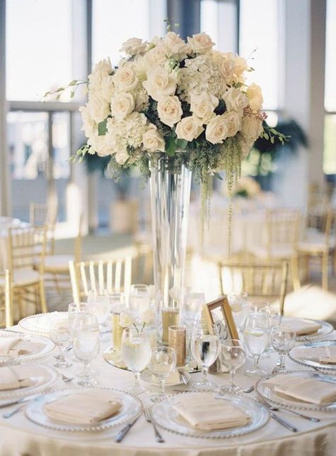 Tall Wedding Centerpieces, Tafel Decor, Tall Centerpieces, Cream Wedding, Tall Vase, Wedding Table Decorations, Wedding Table Centerpieces, Table Flowers, Flower Centerpieces