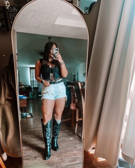 Stepped out for Riley Green last night🤠 Comment DUCKMAN below to receive a DM with the link to shop this post on my LTK ⬇ https://liketk.it/4TRCP #ltkmidsize #ltkseasonal #ltkparties #rileygreen #downstream #countrymusic #countryconcert #worstway #boots Green Cowboy Boots Outfit, Green Cowboy Boots, Riley Green, Cowboy Boots Outfit, Country Concerts, Boots Outfit, Country Music, Last Night, Cowboy Boots