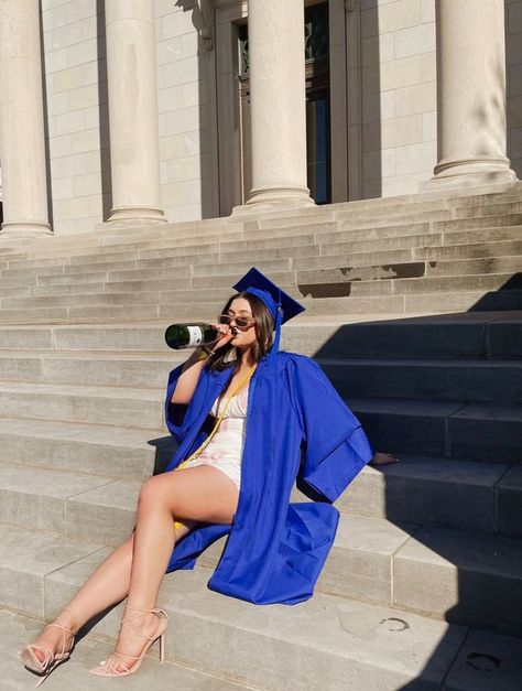 Graduate Poses, Graduation Pictures Outfits, Nursing School Graduation Pictures, College Grad Pictures, Grad Picture Ideas, College Grad Photos, Graduation Pic Ideas, Nursing Graduation Pictures, College Graduation Photoshoot