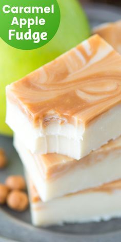 One of the best fall treats - homemade caramel apple fudge! This fudge reminds me of those green caramel apple suckers! Make easy fudge with marshmallows and white chocolate chip. Add in apple cider drink mix to get that caramel apple flavor! #fudge #caramelapplefudge #caramelapple #fudge Caramel Apple Fudge, Apple Fudge, Caramel Apple Suckers, Bolo Red Velvet Receita, Homemade Caramel Apple, Caramel Apples Homemade, Easy Fudge, Homemade Fudge Recipes, Fall Apple Recipes