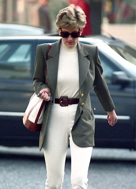 Hot Pink Cardigan, White Collared Blouse, Plain White Shirt, Bohemian Mode, Lady Diana Spencer, White Turtleneck, Diana Spencer, Trending Fashion Outfits, Princesa Diana