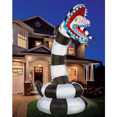 Beetlejuice might not be a fan of Sandworms, but with this Sandworm on display in front of your home you'll have some of the best looking Halloween décor in the neighborhood! Mary Poppins Kostüm, Sand Worm, Halloween Wonderland, Yard Inflatables, Beetlejuice Sandworm, Dekorasi Halloween, Halloween Animatronics, Beetlejuice Halloween, Up Animation